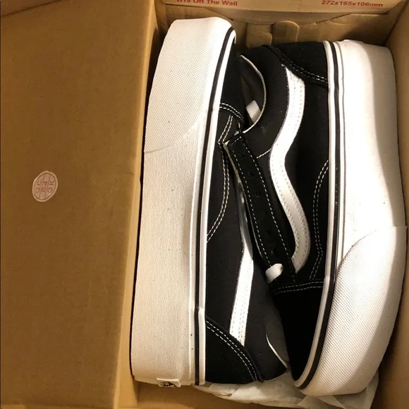 Vans Women’s Old School Black and White - Picture 2 of 8